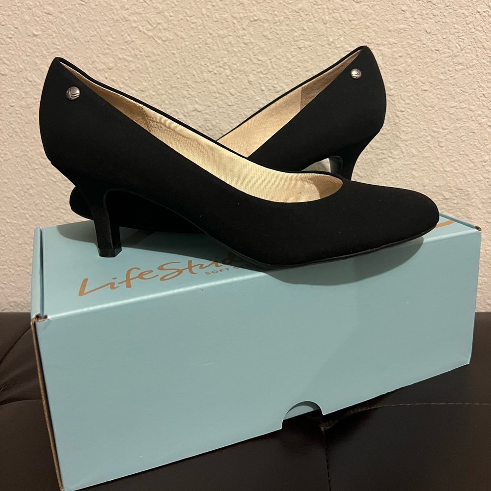 Women's shoes in black color